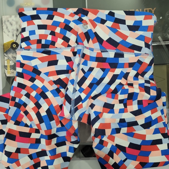 Lululemon cropped leggings - Picture 2 of 4